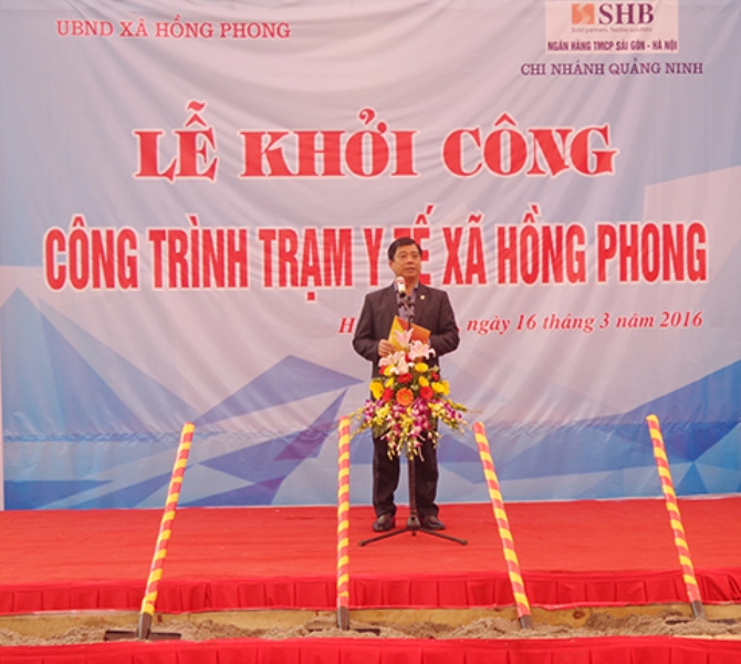 Đồng chí Hà Hải Dương- Phó Bí thư Thị ủy- Chủ tịch UBND thị xã phát biểu tại buổi lễ Khởi công xây dựng trạm y tế xã Hồng Phong 
