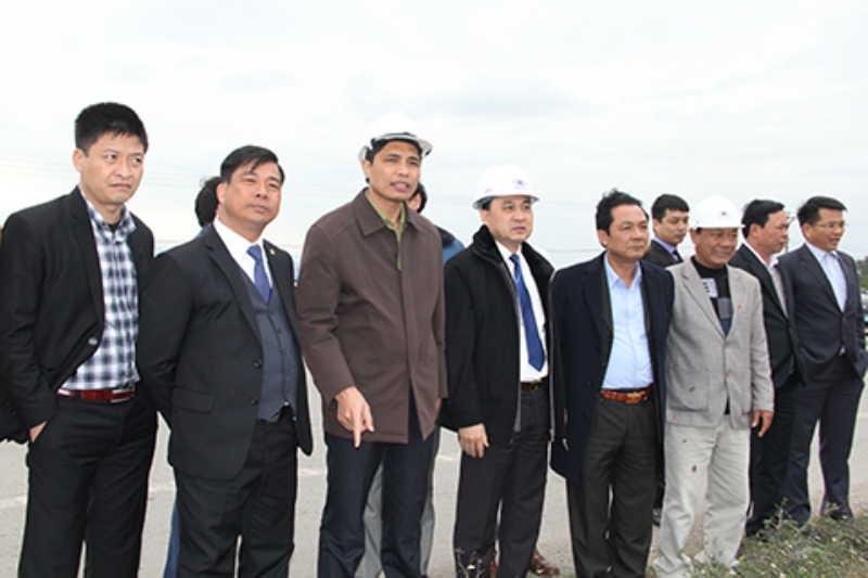 Đồng chí Vũ Văn Diện, Phó Chủ tịch UBND tỉnh kiểm tra tiến độ Công trình điểm dừng chân và dự án cổng tỉnh